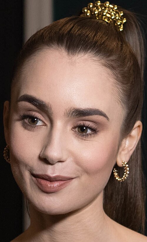Лили Коллинз